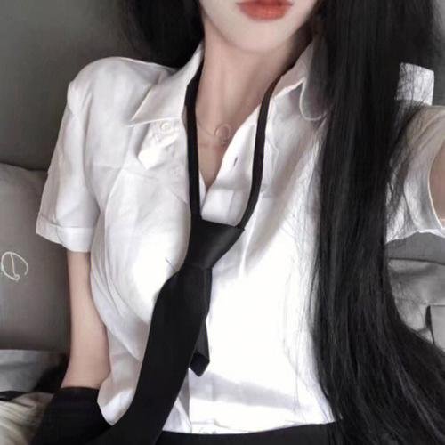女孩不微笑 海报